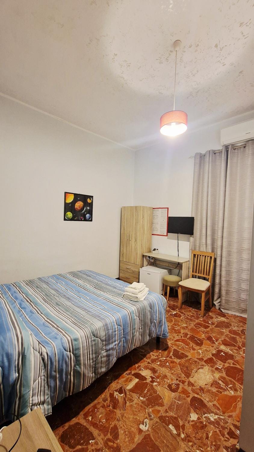 Bed, TV and multimedia, Photo of the whole room, wardrobe