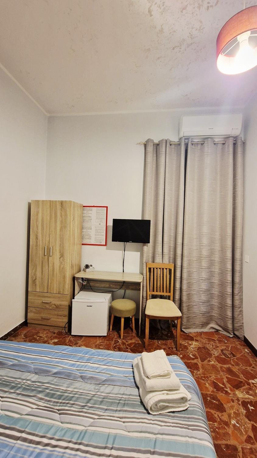Bed, TV and multimedia, Photo of the whole room, wardrobe, air conditioner