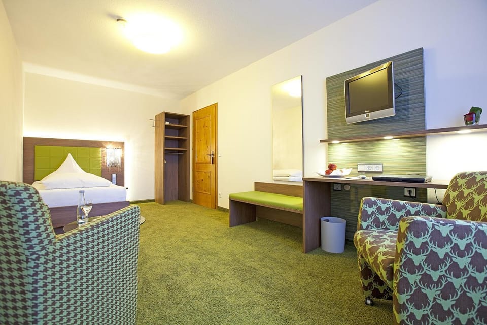 Photo of the whole room, Seating area