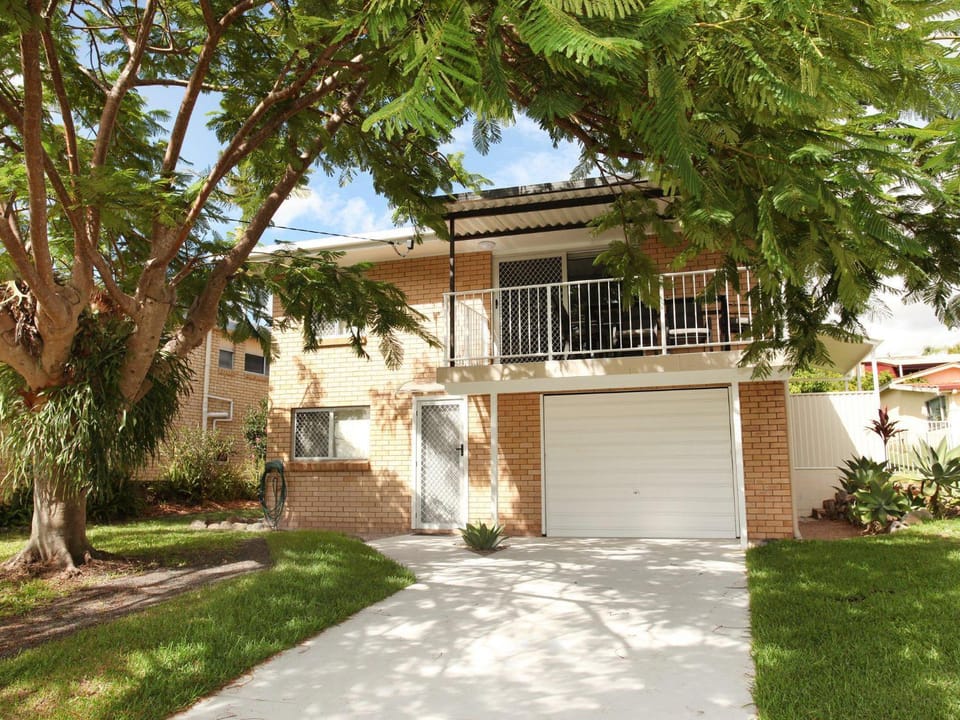 Property building, Facade/entrance, Garden