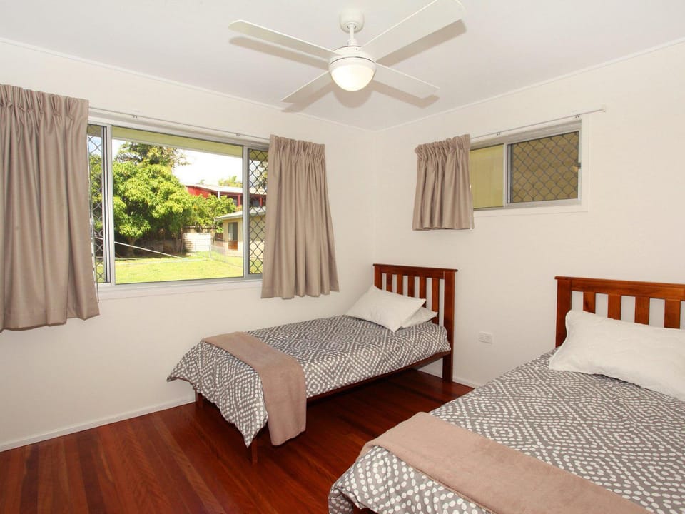 Bed, Bedroom, Garden view