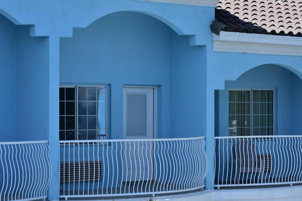 Balcony/Terrace, Pool view, Street view