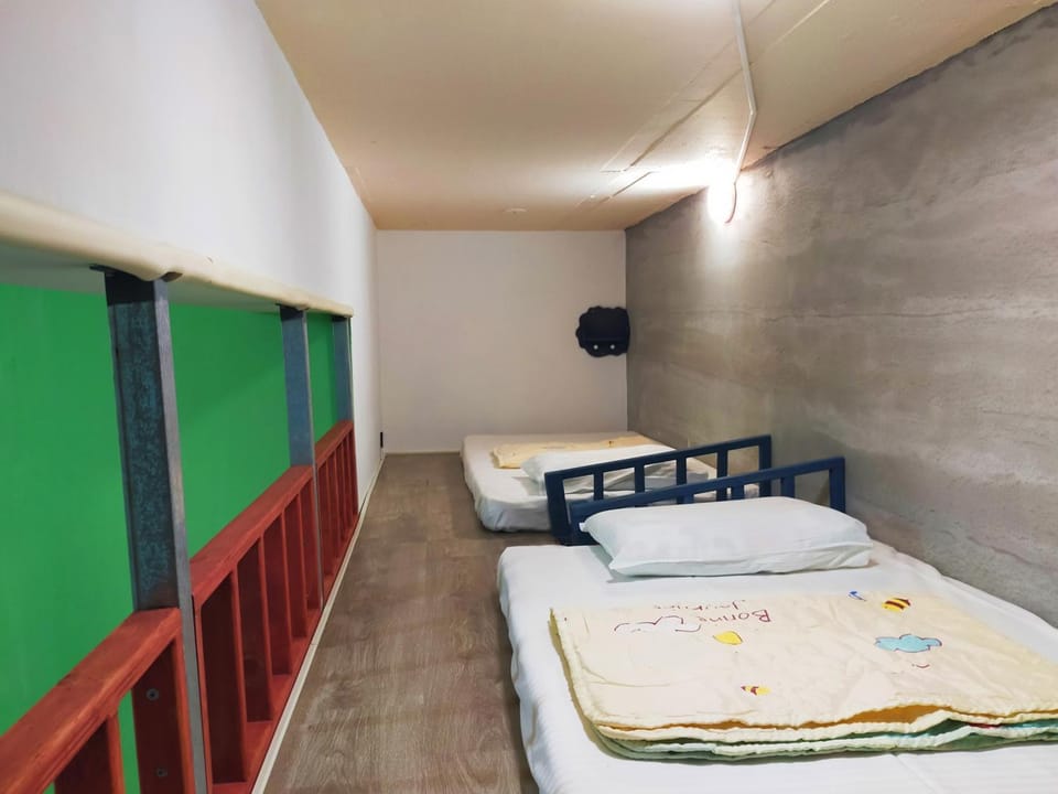 Photo of the whole room, Decorative detail, Bedroom, bunk bed