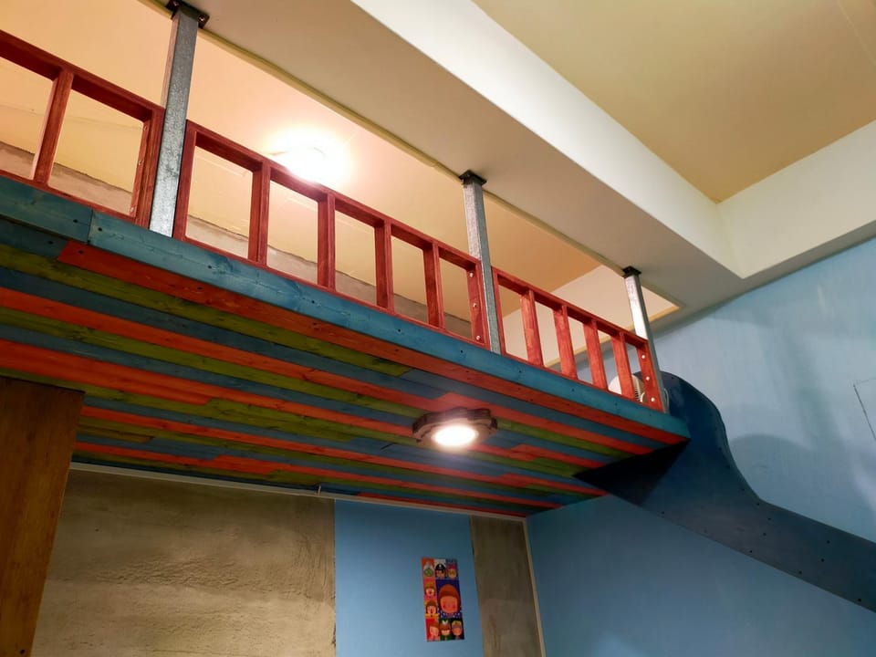 Photo of the whole room, Decorative detail
