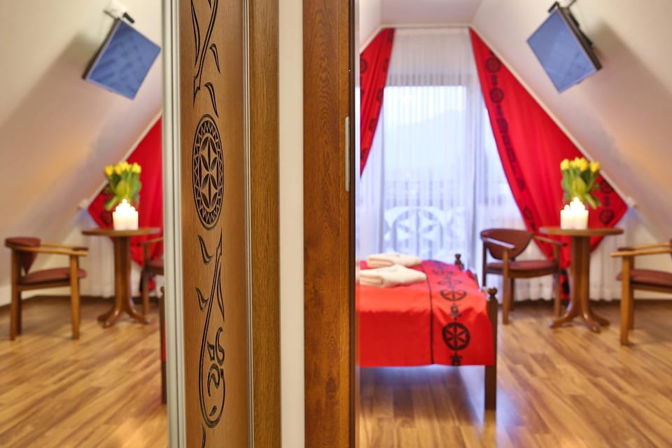 Bed, Photo of the whole room, Decorative detail, Bedroom, towels, wardrobe