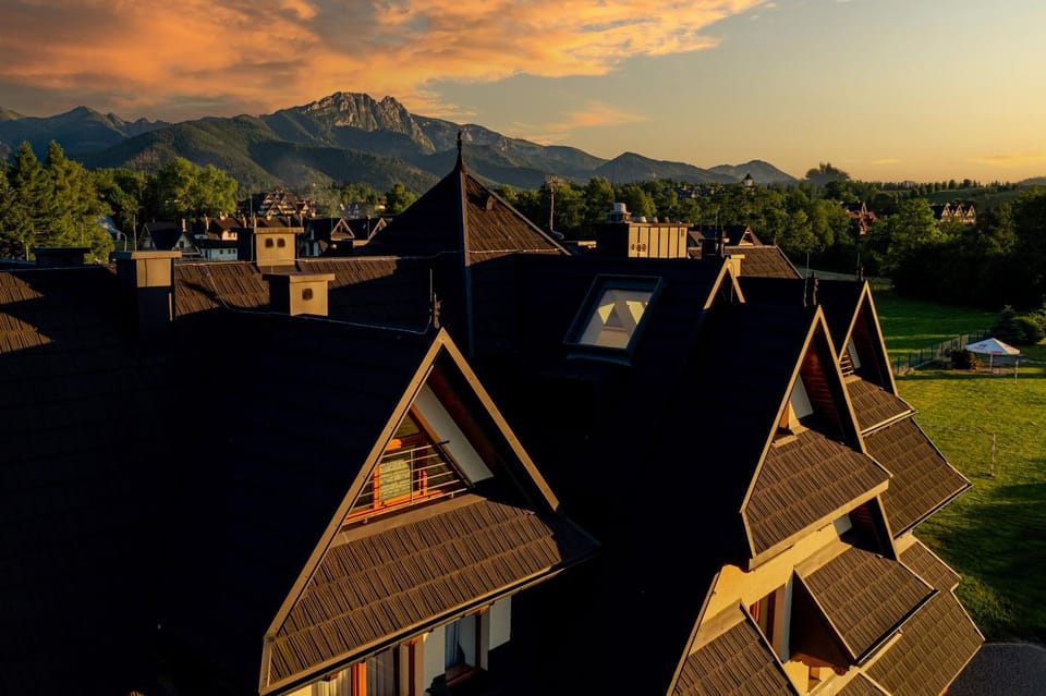 Property building, Day, Natural landscape, Bird's eye view, Mountain view, Sunrise