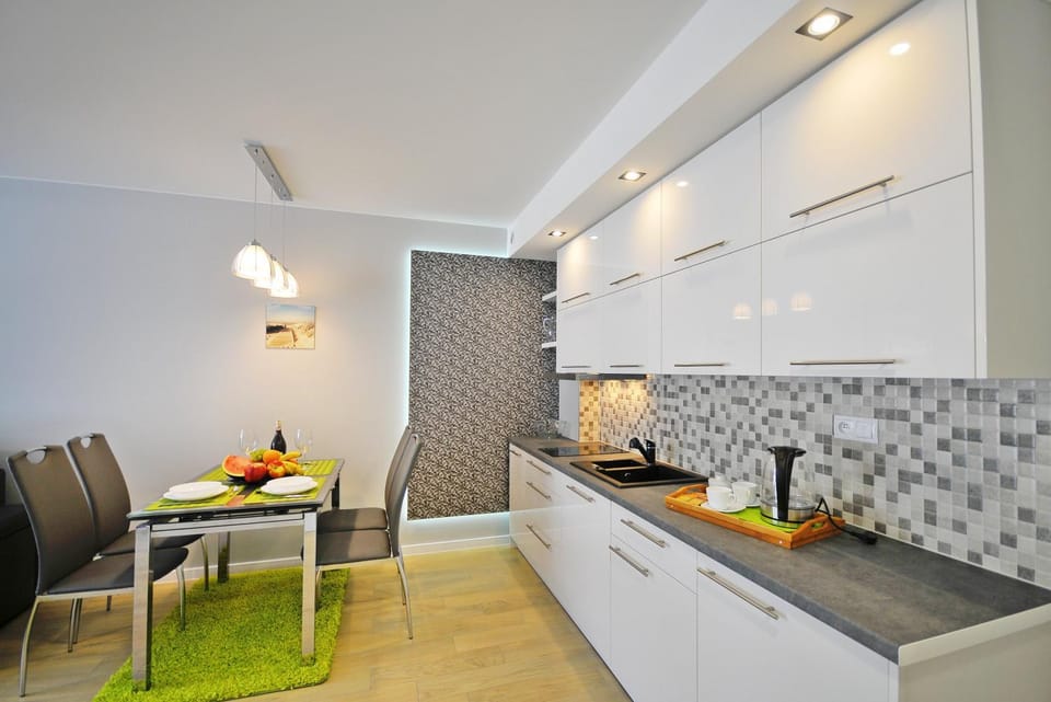 Coffee/tea facilities, Kitchen or kitchenette, Living room, Seating area, Dining area