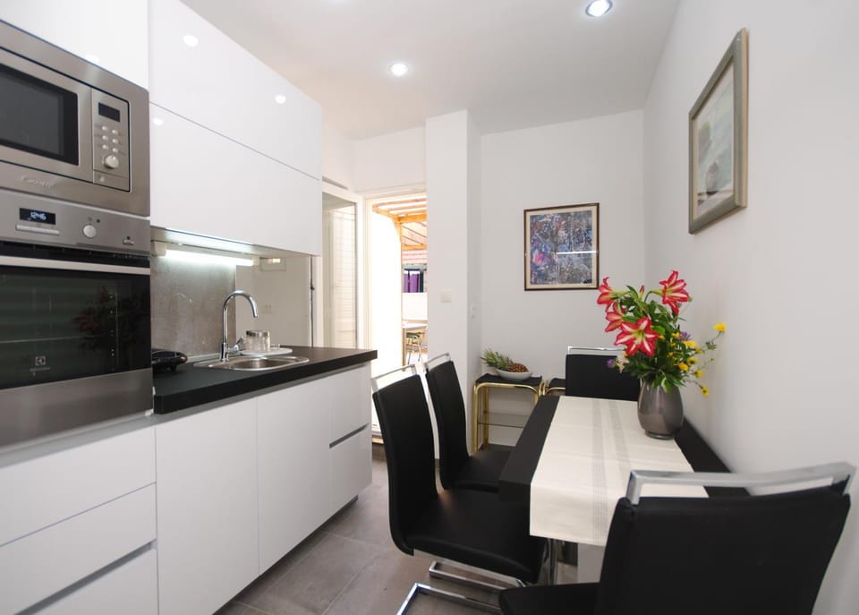 Kitchen or kitchenette, Dining area