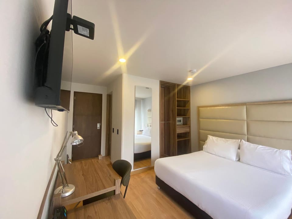 Bed, TV and multimedia, Bedroom