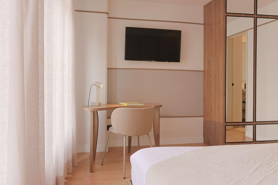 TV and multimedia, Seating area, Bedroom