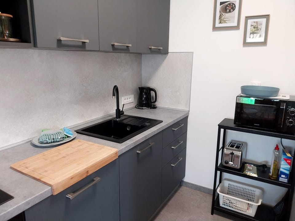 Coffee/tea facilities, Kitchen or kitchenette, dishwasher, stove, toaster