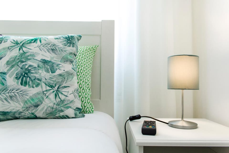 Toilet, Bed, Bathroom, TV and multimedia, Decorative detail, Bedroom, young children, older children, group of guests, Family