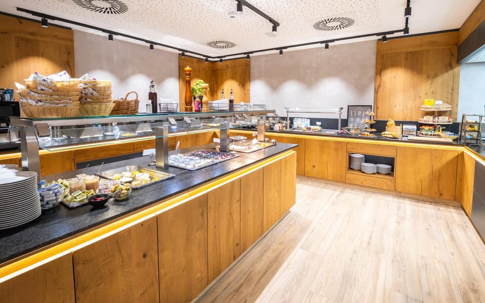 Restaurant/places to eat, Buffet breakfast