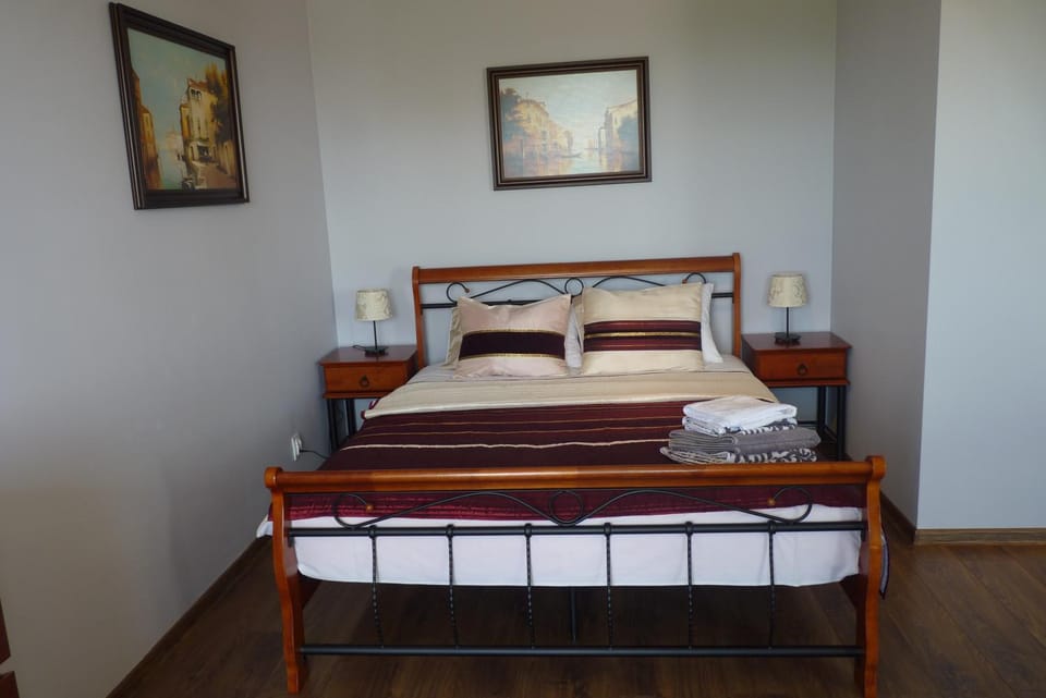 Bed, Living room, Bedroom
