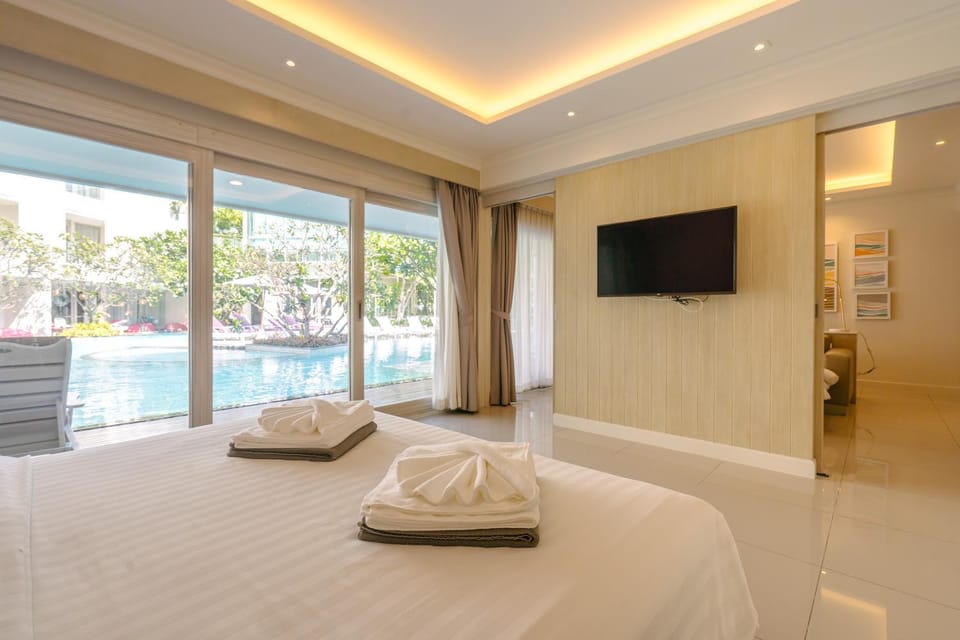 Bed, TV and multimedia, Photo of the whole room, Bedroom, Pool view, Swimming pool, towels