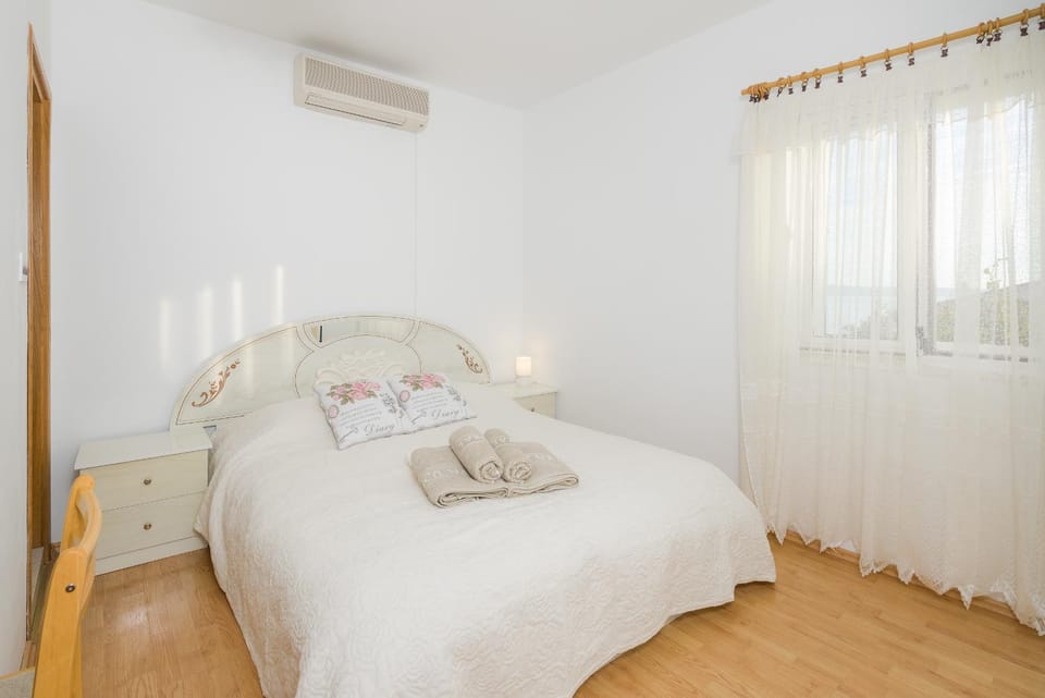 Bed, Photo of the whole room, Bedroom, Sea view, internet, towels, air conditioner