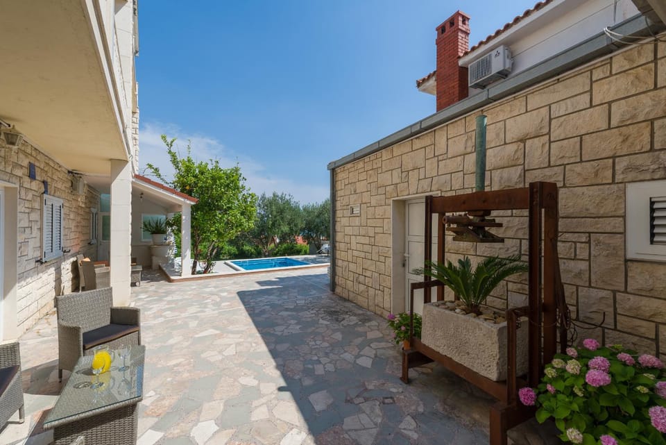 Property building, Patio, Facade/entrance, Day, Summer, Garden, View (from property/room), Balcony/Terrace, On site, Garden view, Pool view, Swimming pool, Swimming pool, sunbed