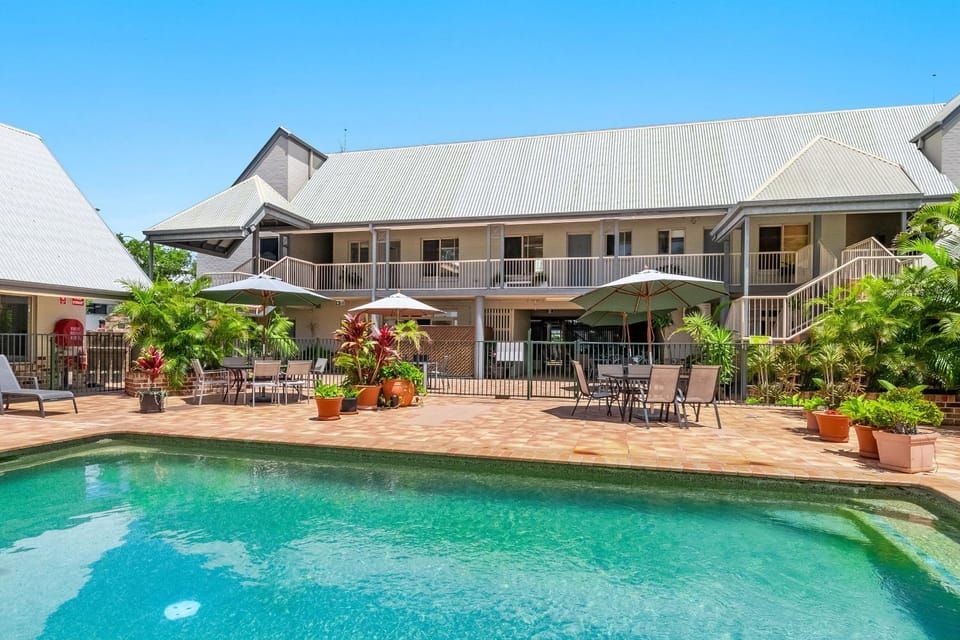 Property building, Garden, Garden view, Pool view, Swimming pool, sunbed