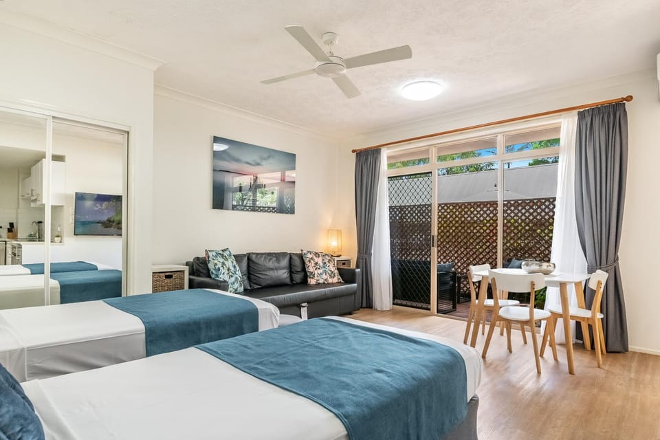 Bed, TV and multimedia, Living room, Photo of the whole room, Seating area, Bedroom, fireplace