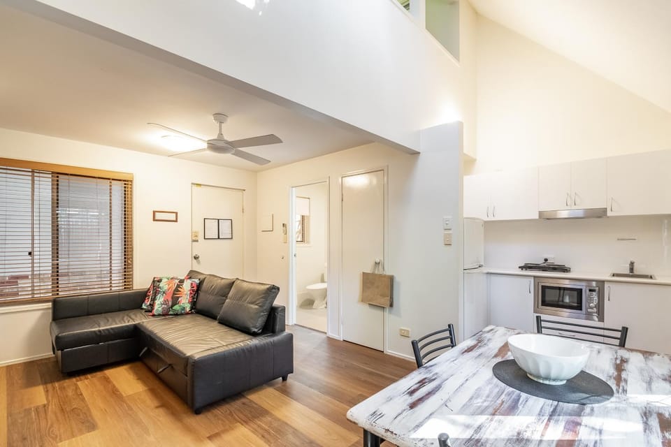 Kitchen or kitchenette, Living room, Photo of the whole room, Seating area, Dining area, fireplace, pet friendly, stove