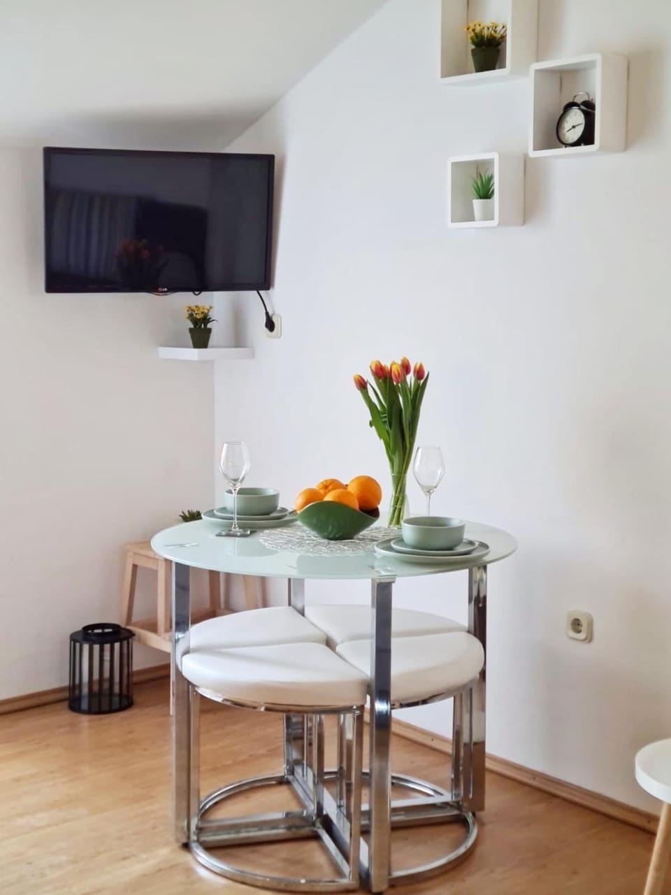 TV and multimedia, Seating area, Dining area