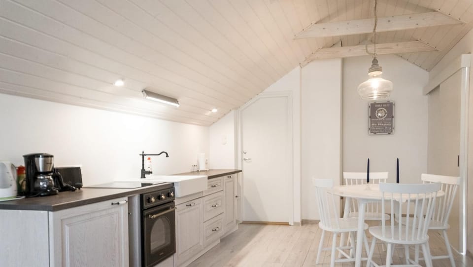 Coffee/tea facilities, Kitchen or kitchenette, Dining area
