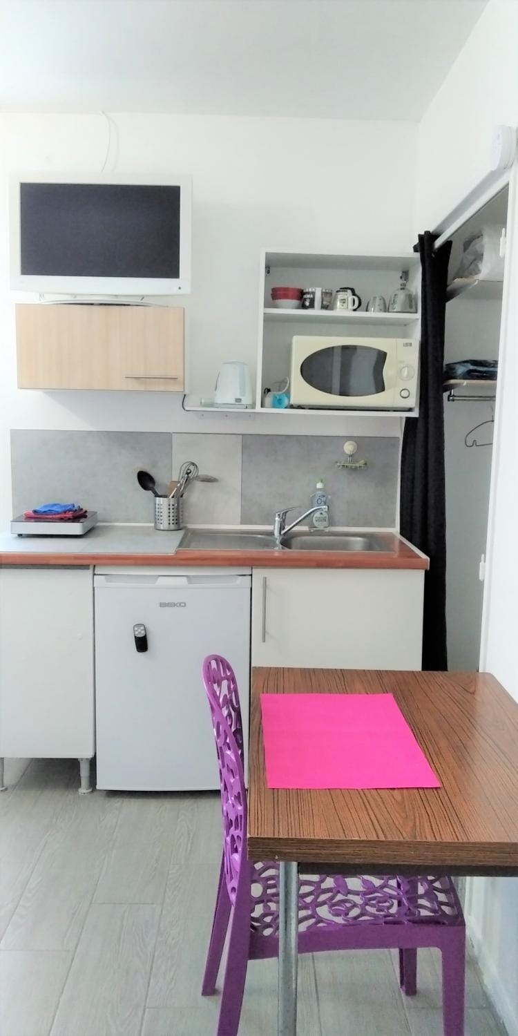 Chambre 1 PERSONNE et STUDIO 1 personne Avec Entrée Libre et Salle de Bain Privée Bed and Breakfast in Occitanie