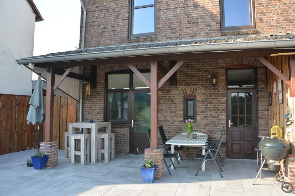 Property building, Patio, Balcony/Terrace