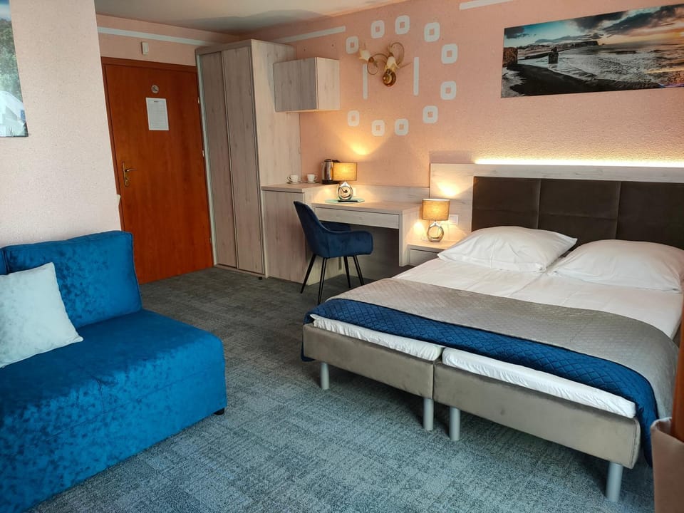 Bed, Photo of the whole room, Seating area