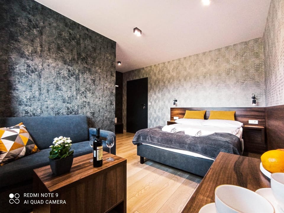 Bed, TV and multimedia, Photo of the whole room, Decorative detail, Bedroom, hair dresser, towels