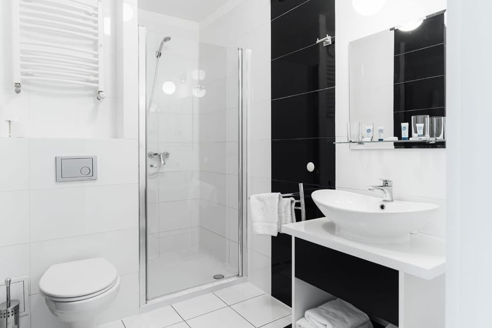 Shower, Toilet, Bathroom, towels