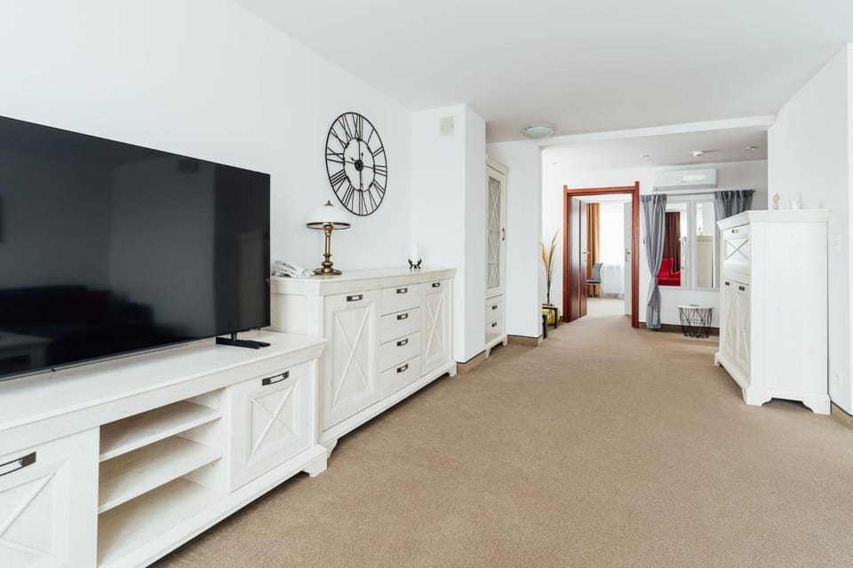 Communal lounge/ TV room, Bed, TV and multimedia, Photo of the whole room, Evening entertainment, wardrobe