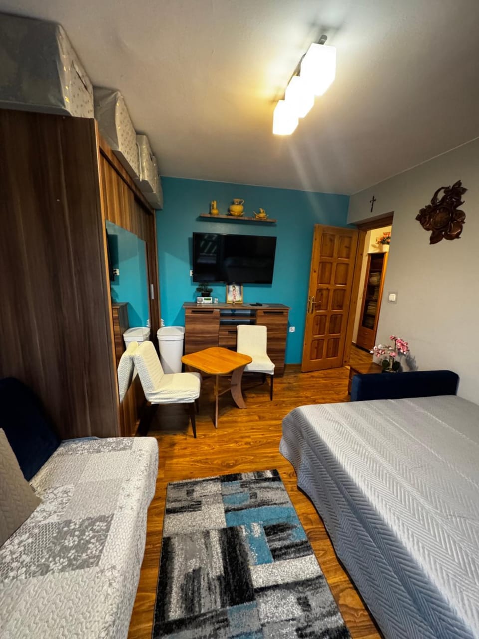 Bed, TV and multimedia, Photo of the whole room