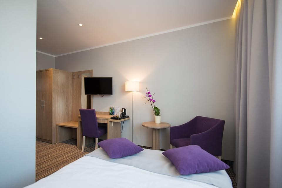 Bed, TV and multimedia, Photo of the whole room