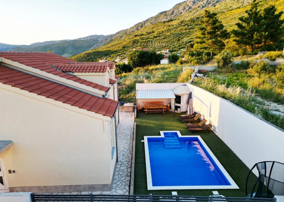 Property building, Swimming pool, fireplace, sunbed