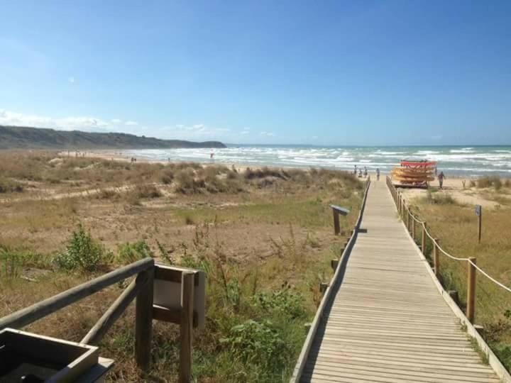 Nearby landmark, Restaurant/places to eat, Natural landscape, Banquet/Function facilities, Beach, Beach