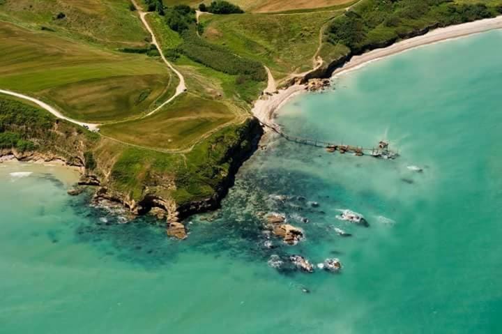 Nearby landmark, Restaurant/places to eat, Natural landscape, Beach