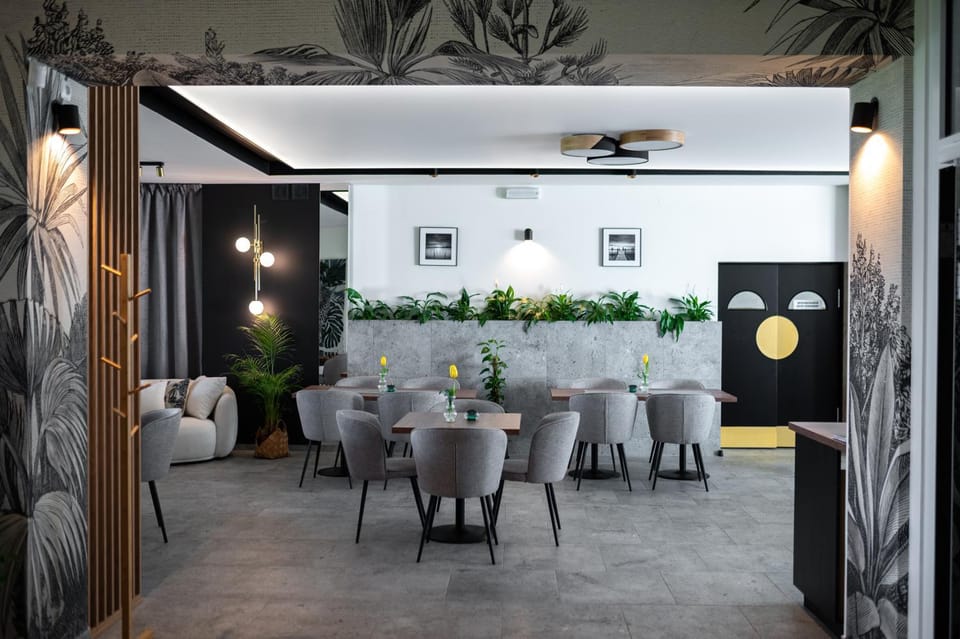 Restaurant/places to eat, Internal: Not applicable to any particular room