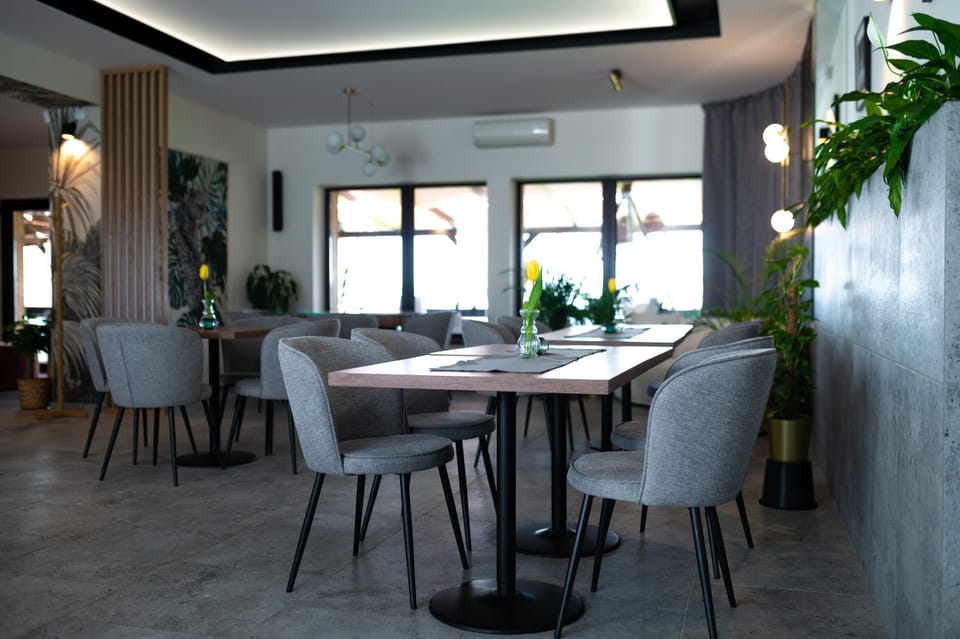 Restaurant/places to eat, Internal: Not applicable to any particular room