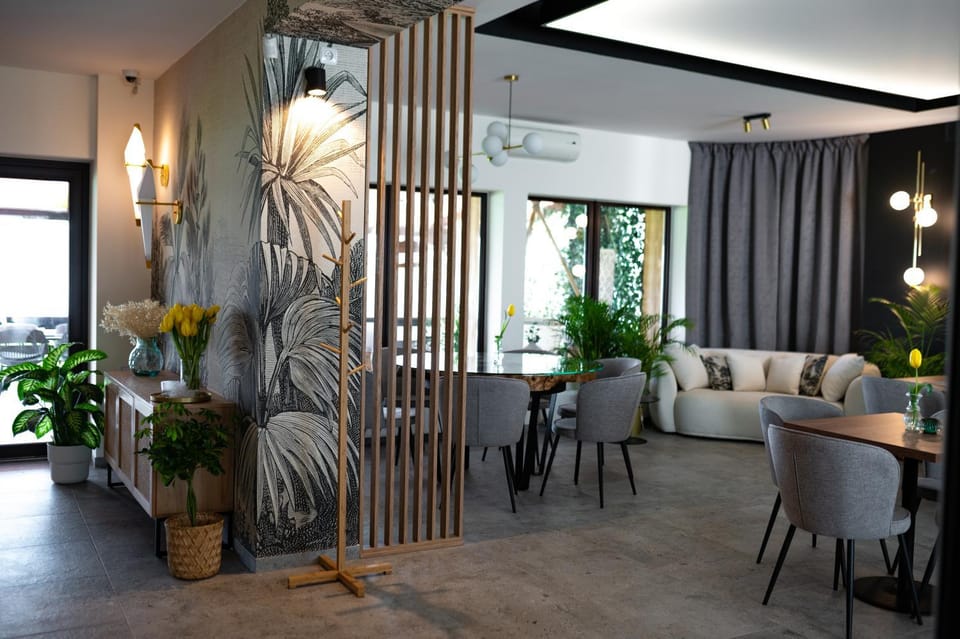 Restaurant/places to eat, Internal: Not applicable to any particular room