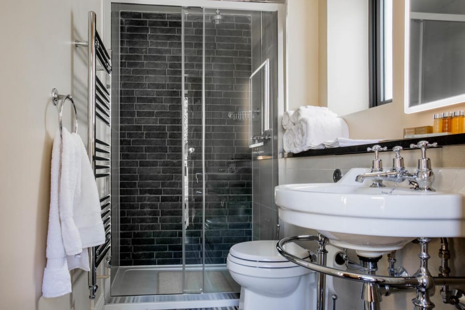 Shower, Toilet, Bathroom, towels
