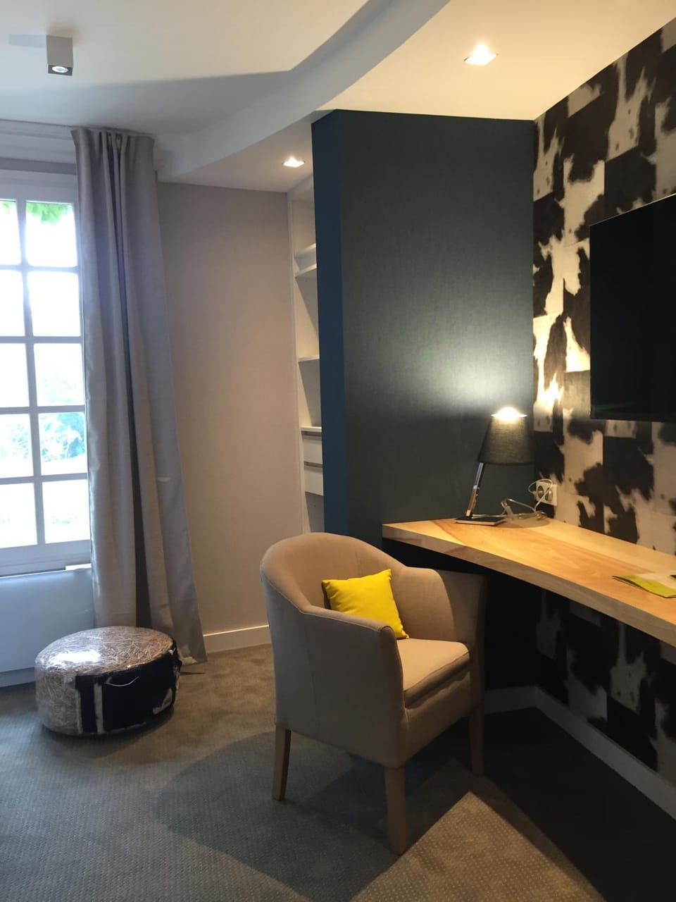 Day, Seating area