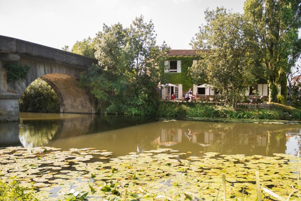 Property building, Restaurant/places to eat, Balcony/Terrace, Balcony/Terrace