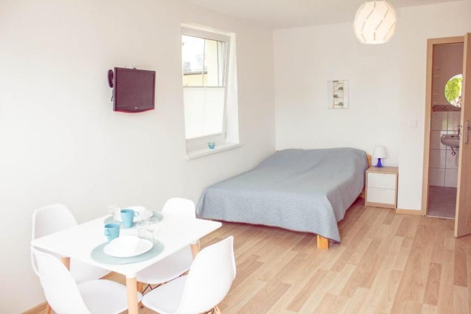 Bed, Bathroom, TV and multimedia, Photo of the whole room, Seating area