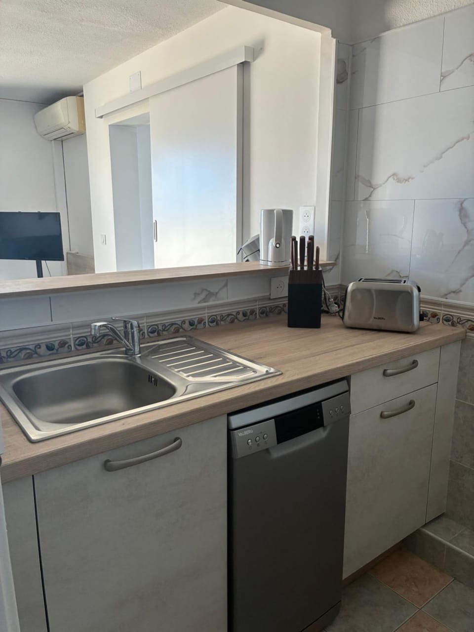 Kitchen or kitchenette, dishwasher