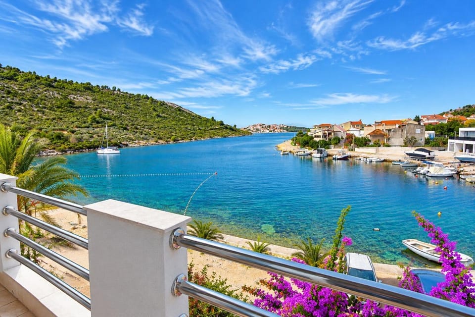 Property building, Day, BBQ facilities, View (from property/room), Balcony/Terrace, Seating area, Beach, Sea view, Location, Parking