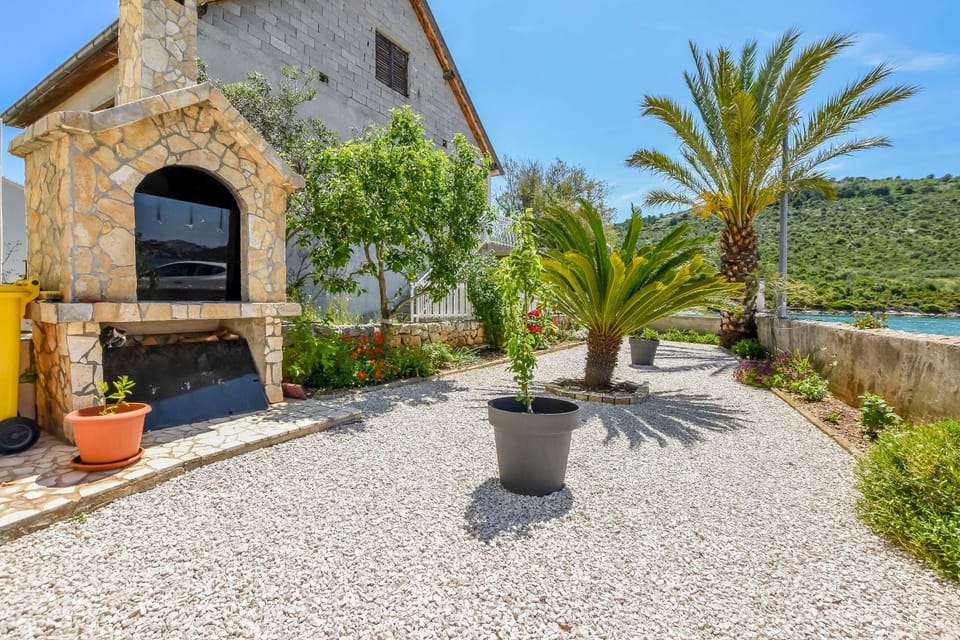 Property building, Patio, Day, BBQ facilities, Garden