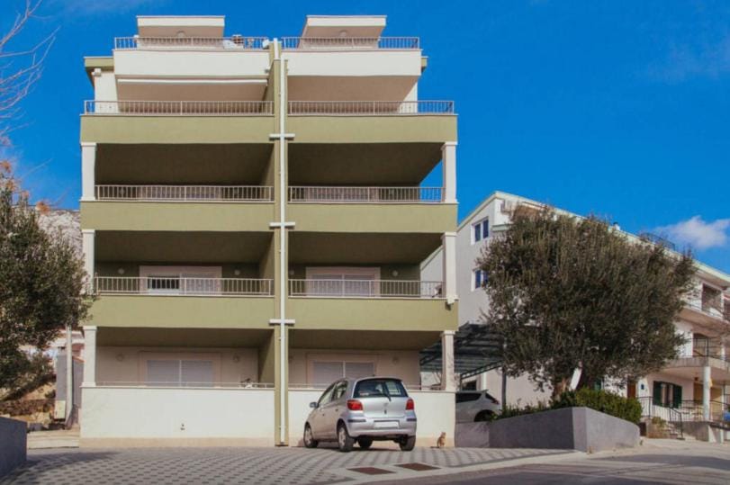 Property building, Facade/entrance, Parking