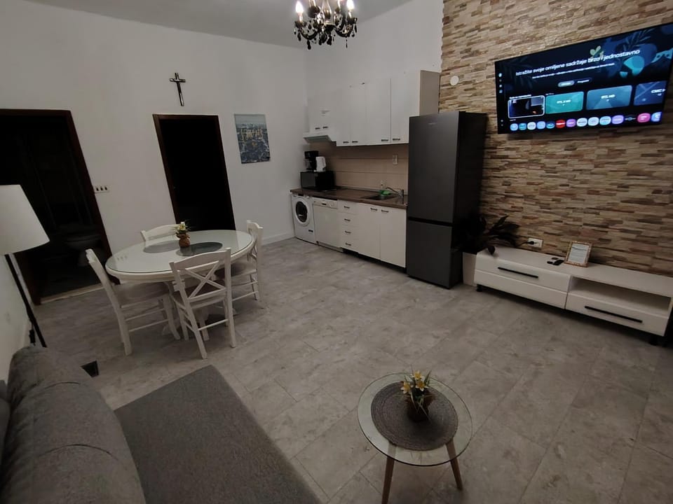 TV and multimedia, Kitchen or kitchenette, Living room, Seating area, Dining area