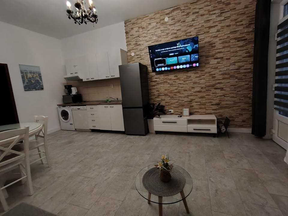 TV and multimedia, Kitchen or kitchenette, Living room, Seating area, Dining area